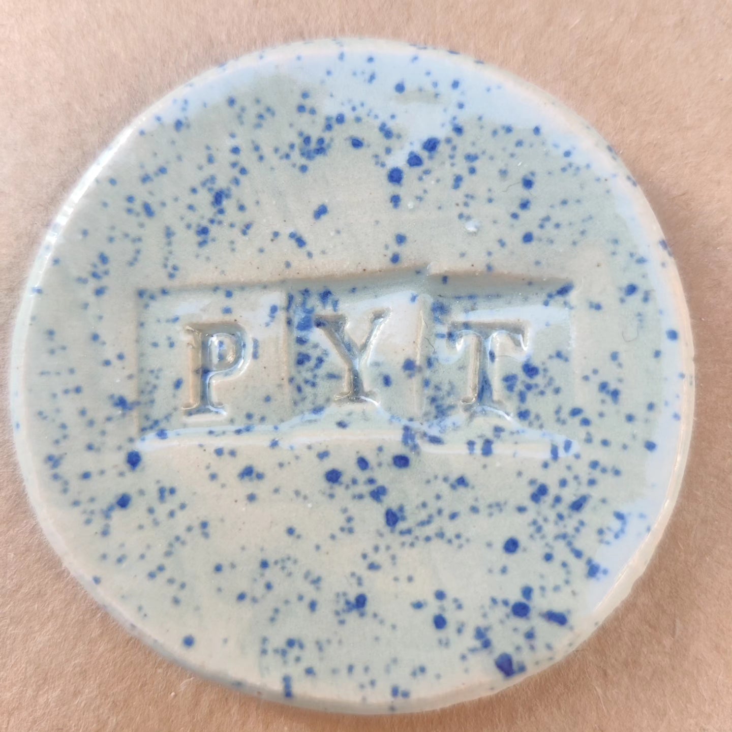 Søde magneter med skrift. Sig "PYT" til dig selv.