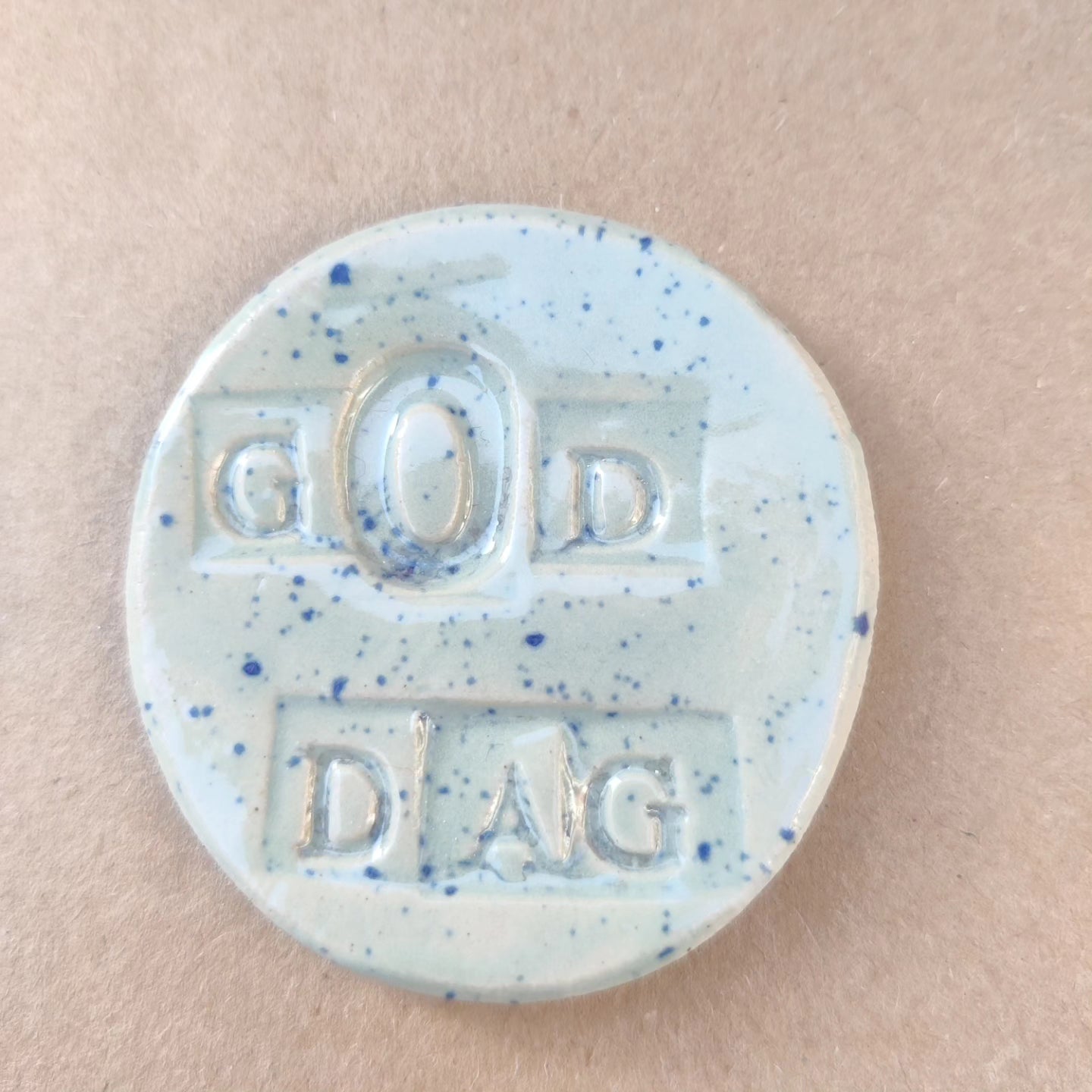 Søde magneter med skrift. Sig "PYT" til dig selv.