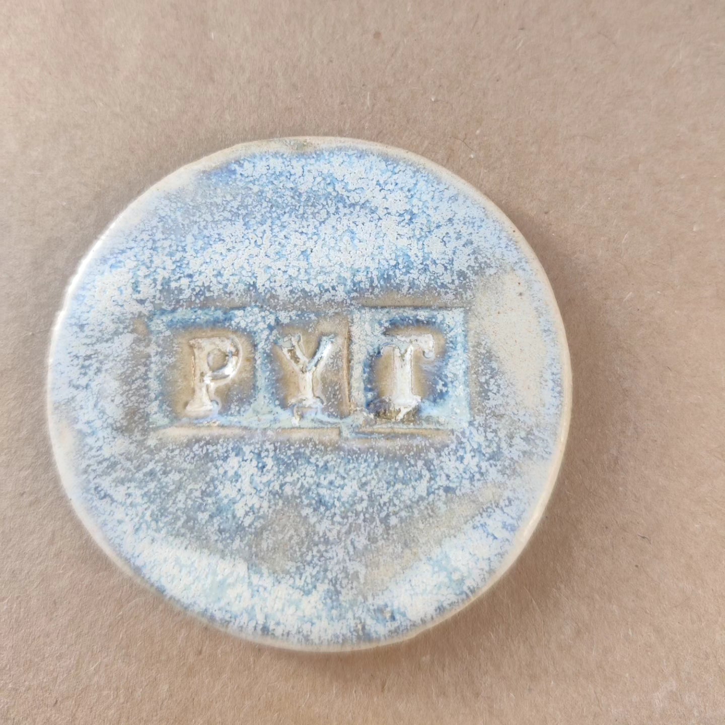 Søde magneter med skrift. Sig "PYT" til dig selv.
