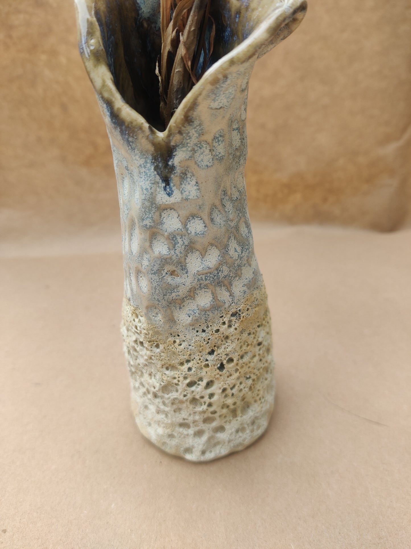 Stentøjs vase. Lyse farver. Ca 17 cm høj.