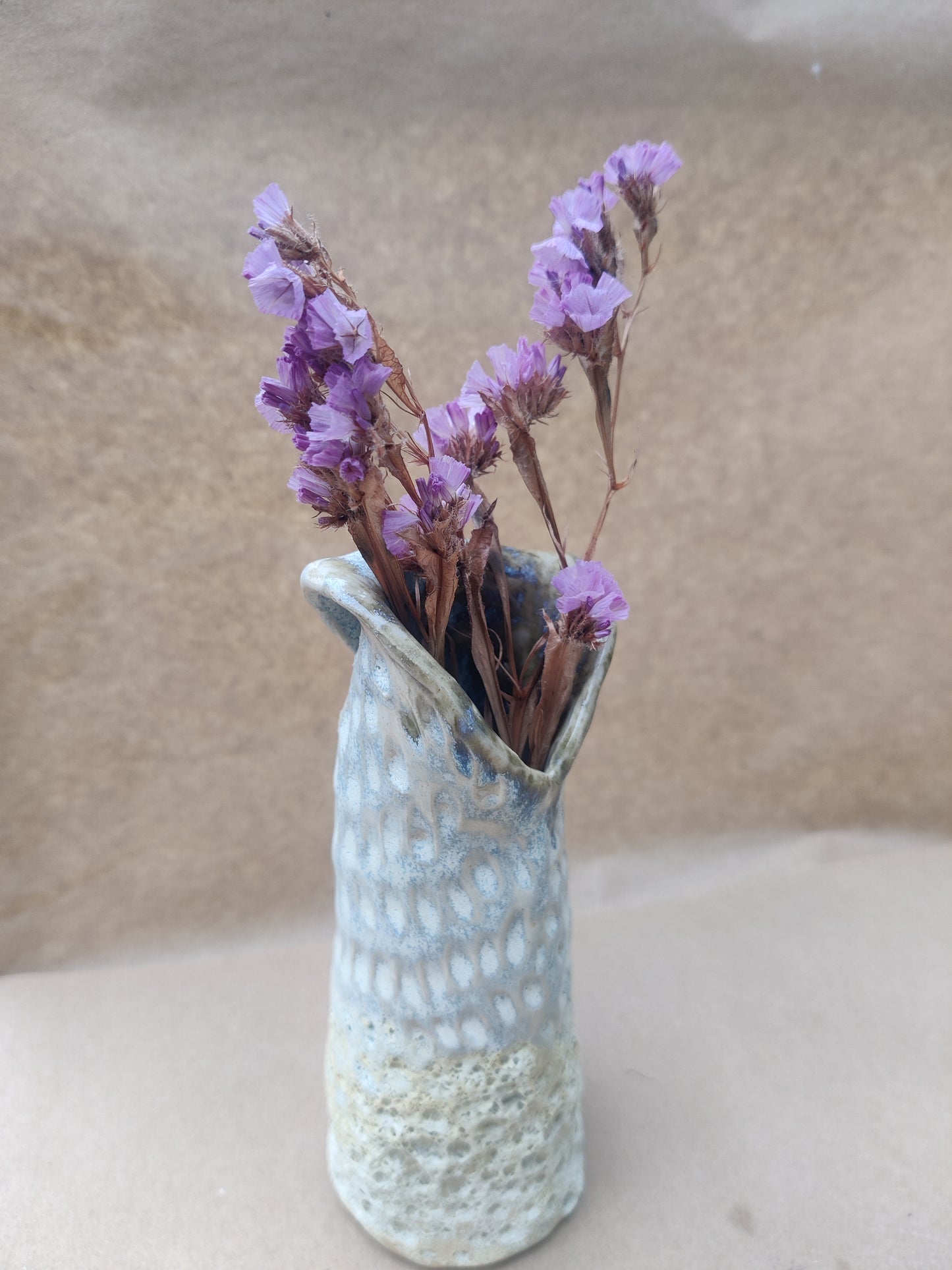 Stentøjs vase. Lyse farver. Ca 17 cm høj.