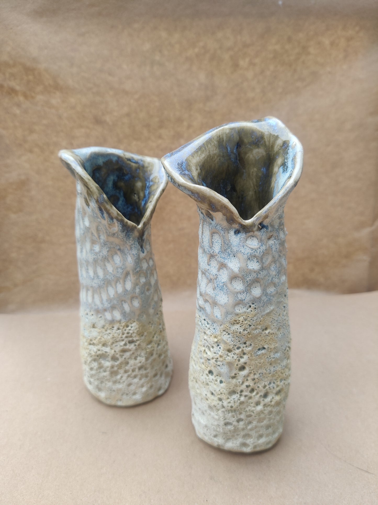 Stentøjs vase. Lyse farver. Ca 17 cm høj.