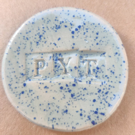 Søde magneter med skrift. Sig "PYT" til dig selv.