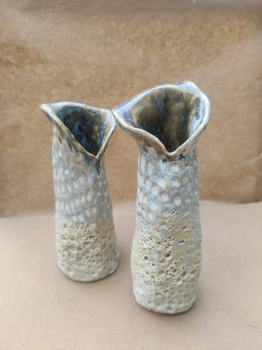 Stentøjs vase. Lyse farver. Ca 17 cm høj.